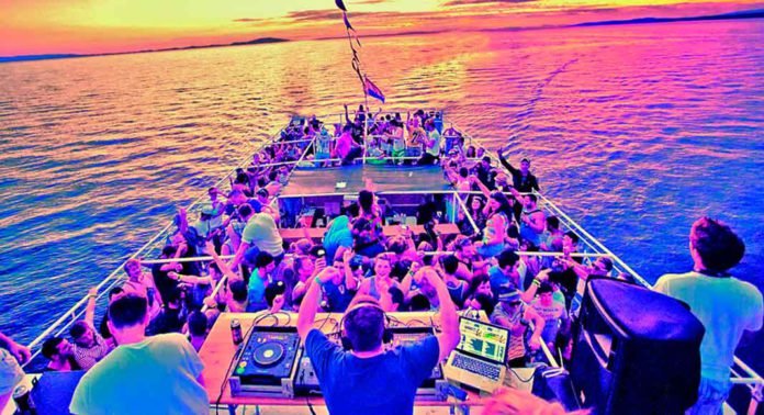 Barco Noche Despedidas Tarragona 2025