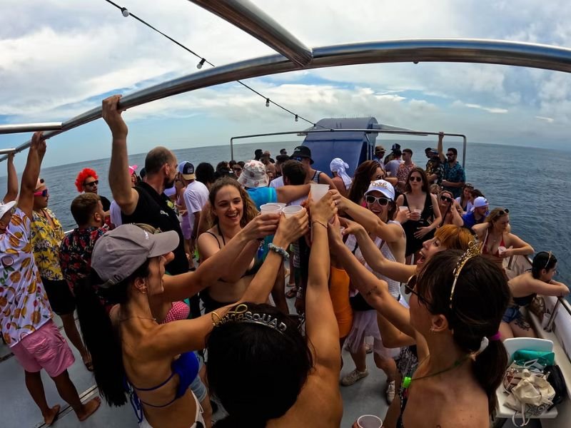 Fiesta en Barco Salou | Boat Party Despedidas - La Millor Farra Barra libre en barco Salou