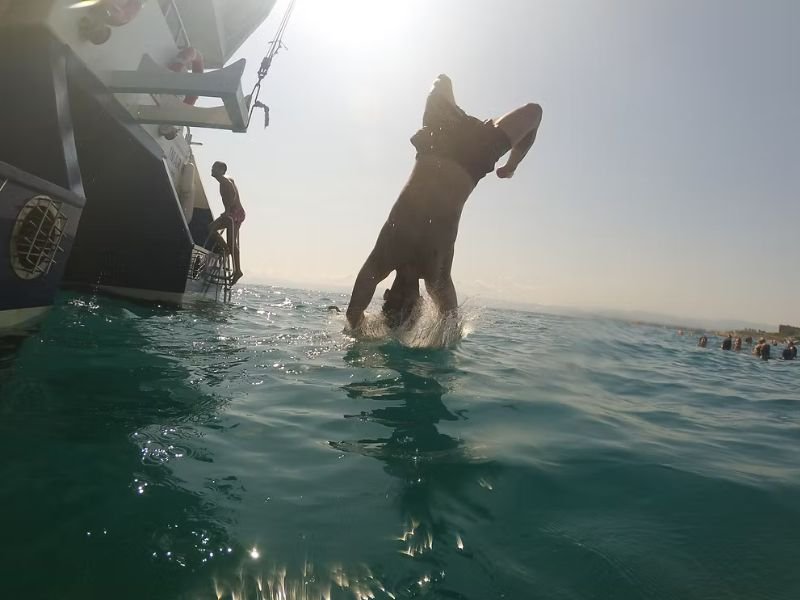 Fiesta en Barco Salou | Boat Party Despedidas - La Millor Farra Baño en alta mar Salou