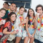 Grupos bailando boat party