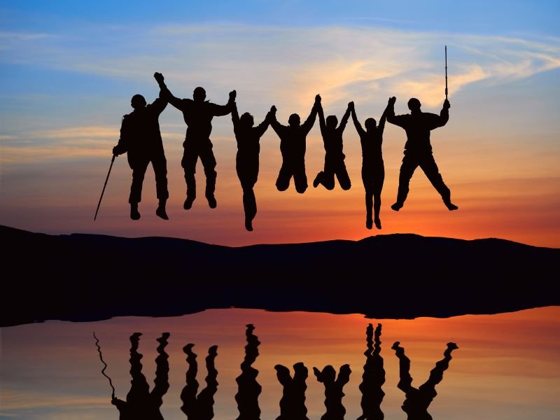 Gincaña Salou | Despedidas de Soltero/a - La Millor Farra Monitor profesional gincaña Salou con grupo